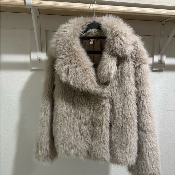 Luxurious Mob Wife Faux Fur Jacket - Picture 3 of 11